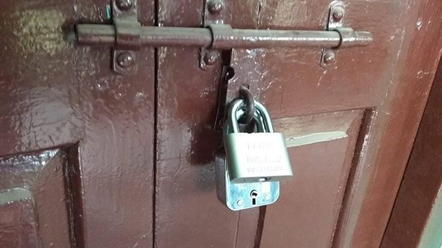 कार्यालय प्रमुख चौधरी कार्यकक्षमै थुनिए